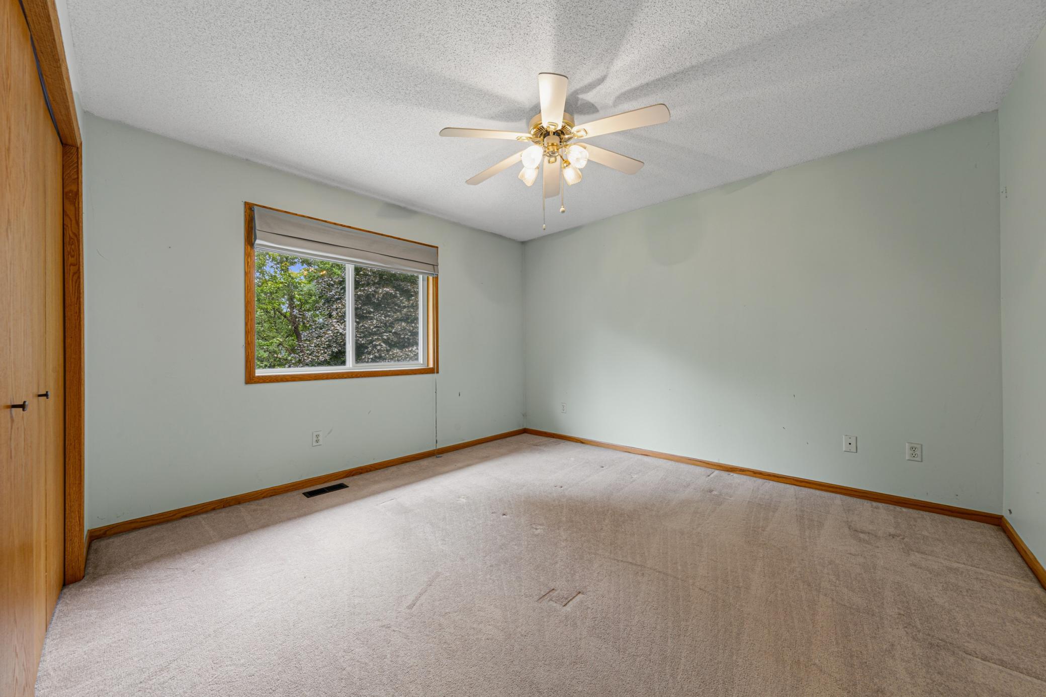 23 main bedroom.jpg