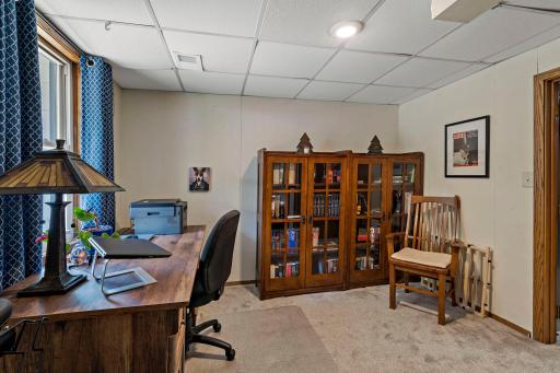 The fourth bedroom is located on the lower level and offers a versatile setup with space for a home office, reading area or additional furnishings. A window brings natural light into the room.