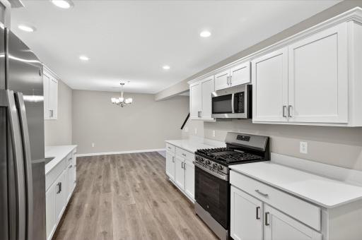 18-25555 3rd St W-18.jpg