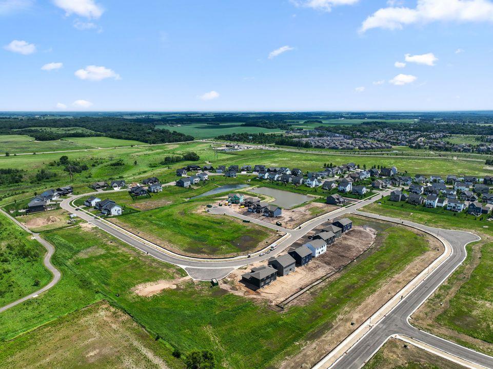 On the literal border of Woodbury, this beautiful neighborhood has a path attached to it going right to the brand new local Glacial Valley Park.