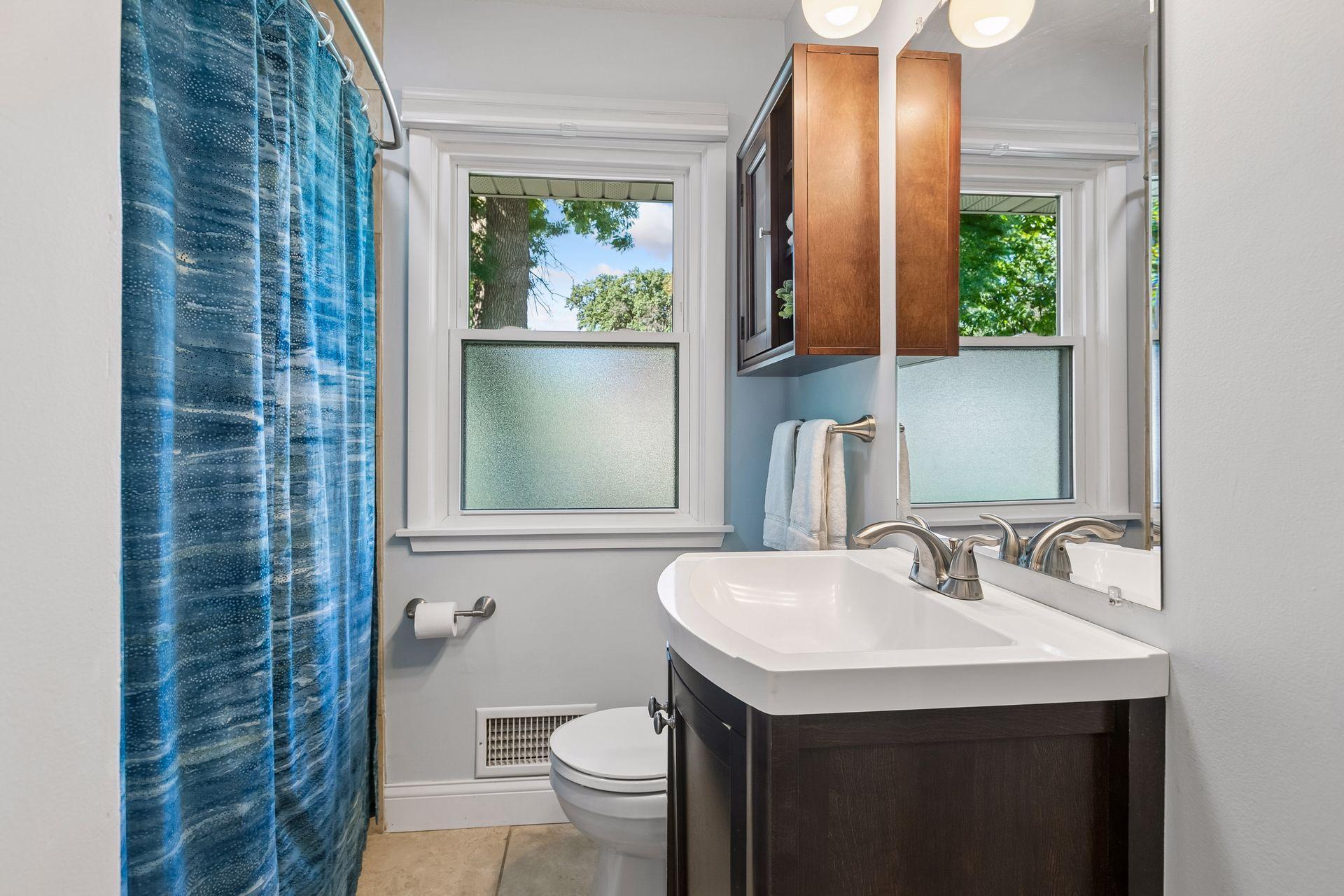 Main level full bath