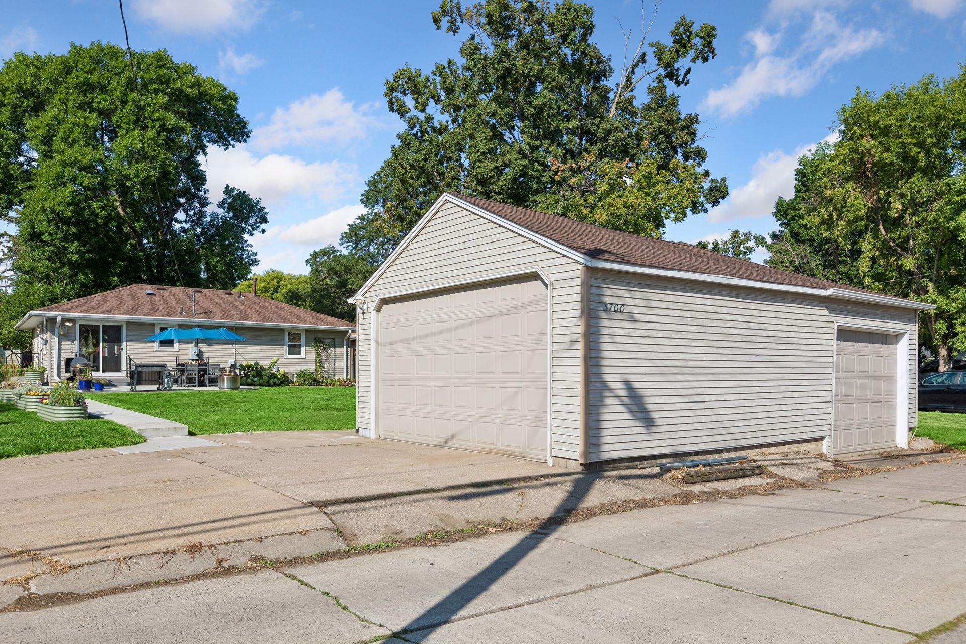 RARE 3+ car garage