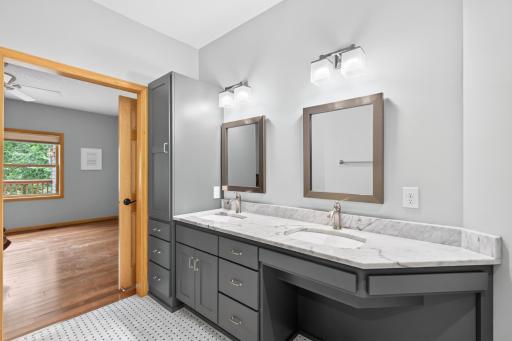 Roll-under vanity