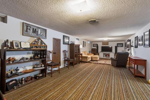 Large family room to enjoy!