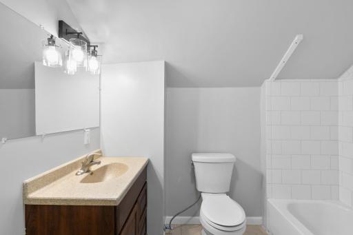 Upper level full bath.