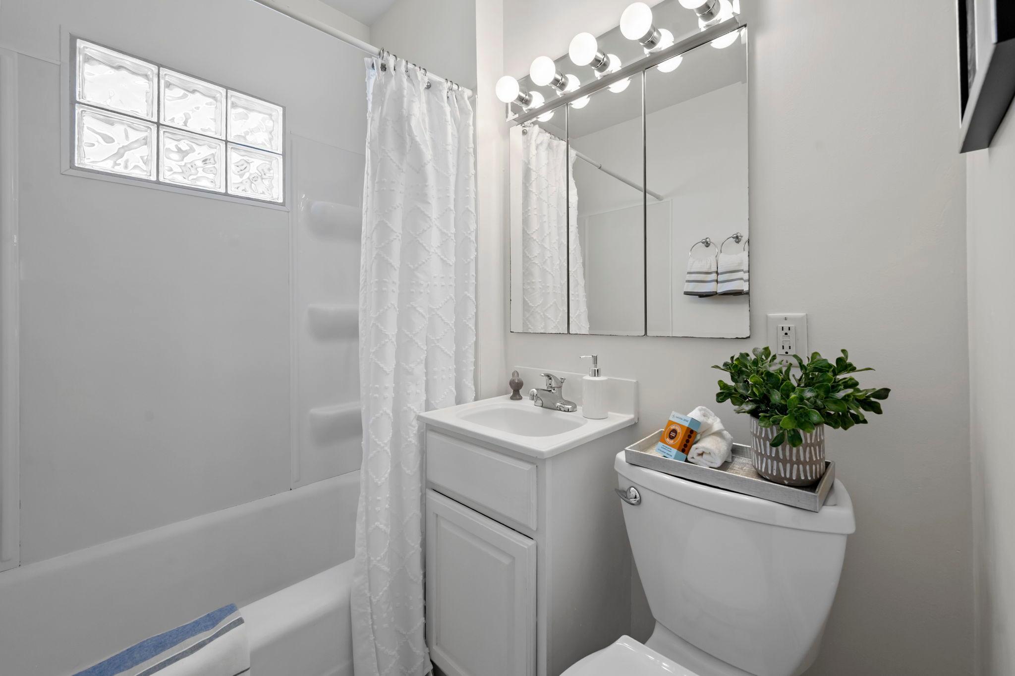 40-web-or-mls-4142 18th Ave-211.jpg