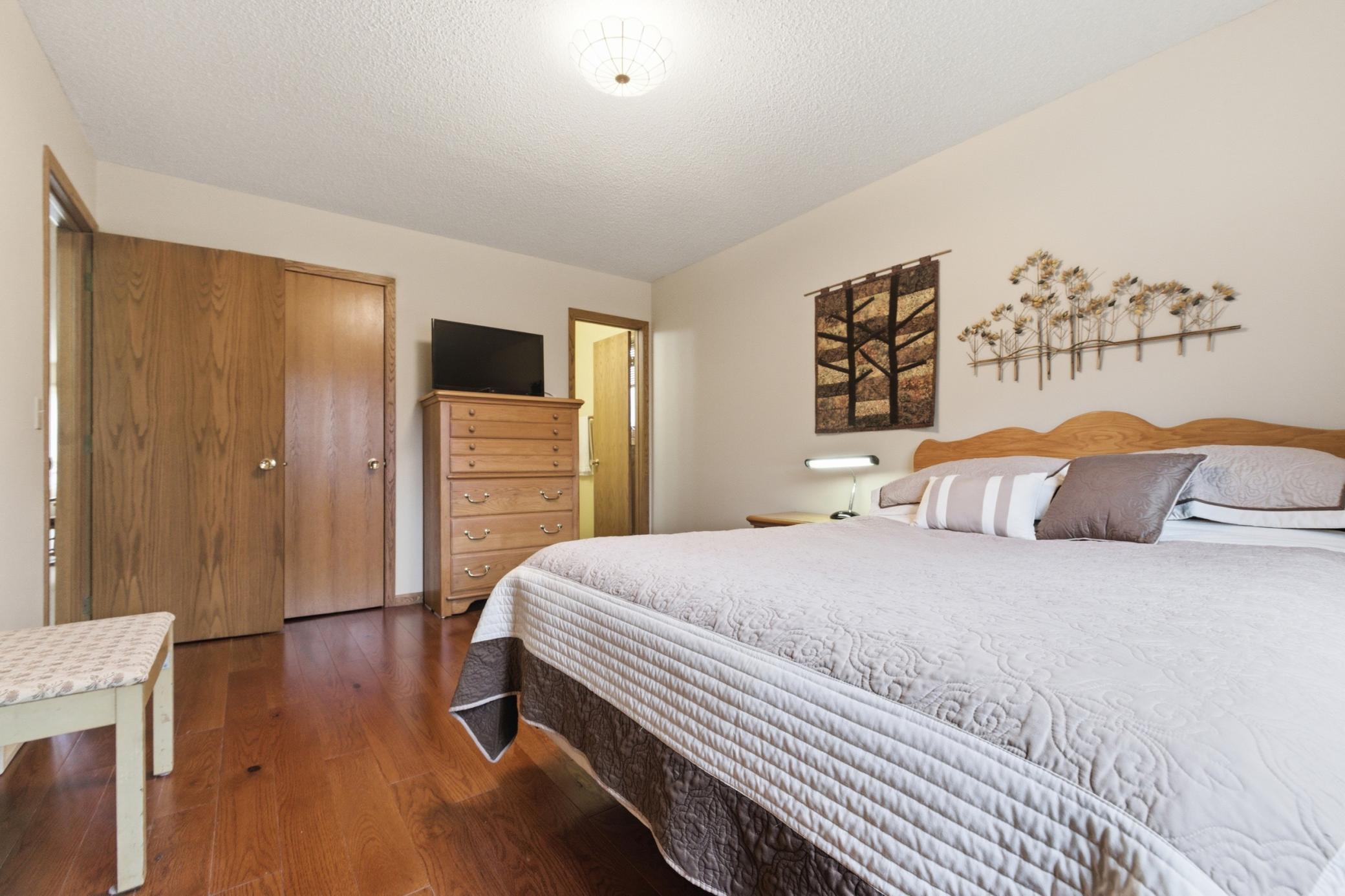 Walk-in closet & private 1/2 bath
