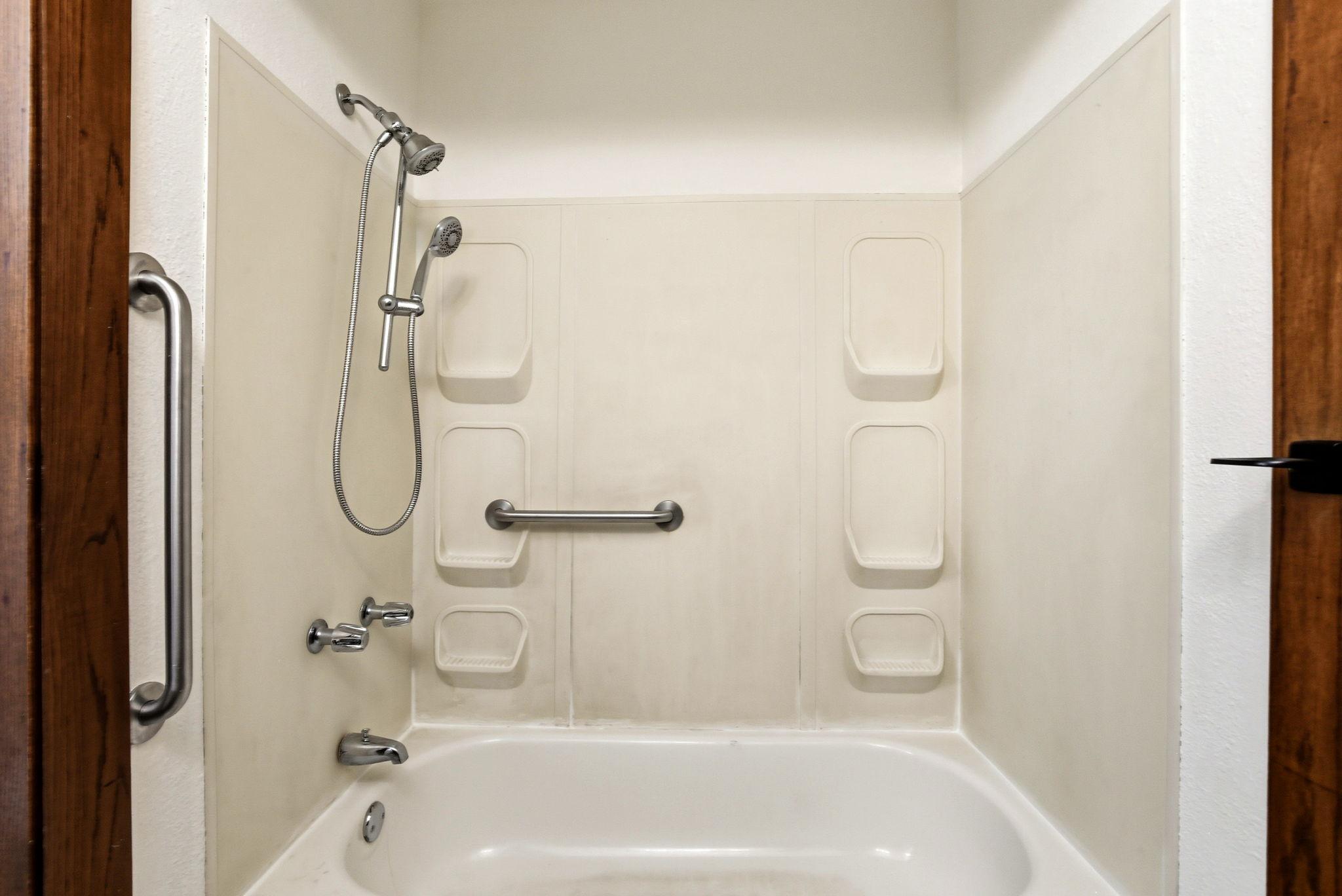 21-web-or-mls-896-4th-St-E-21.jpg