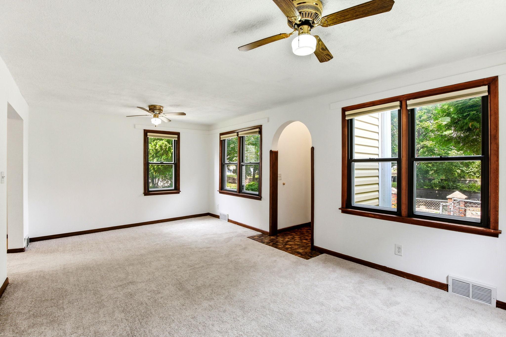 7-web-or-mls-896-4th-St-E-07.jpg