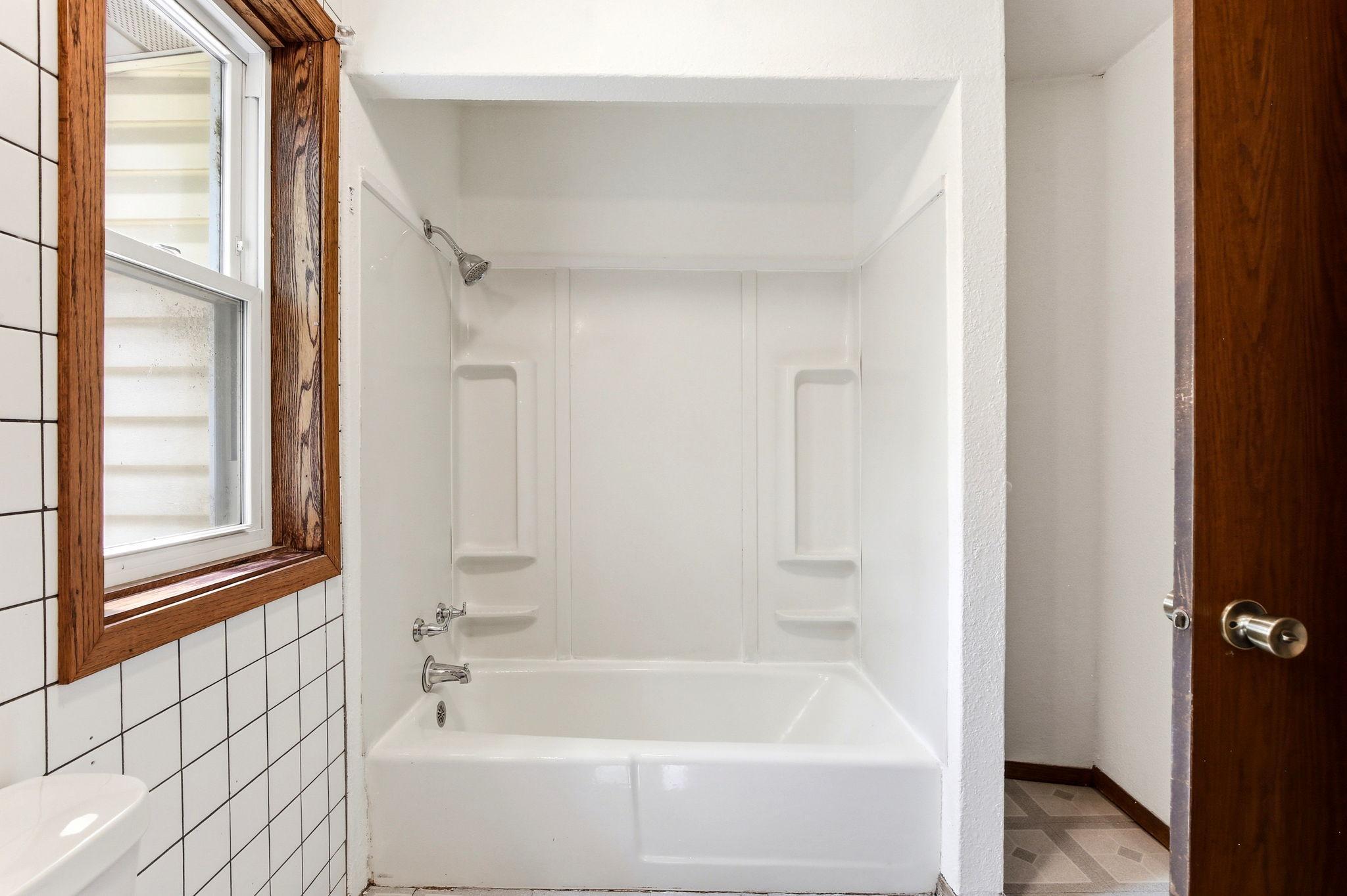 33-web-or-mls-896-4th-St-E-33.jpg