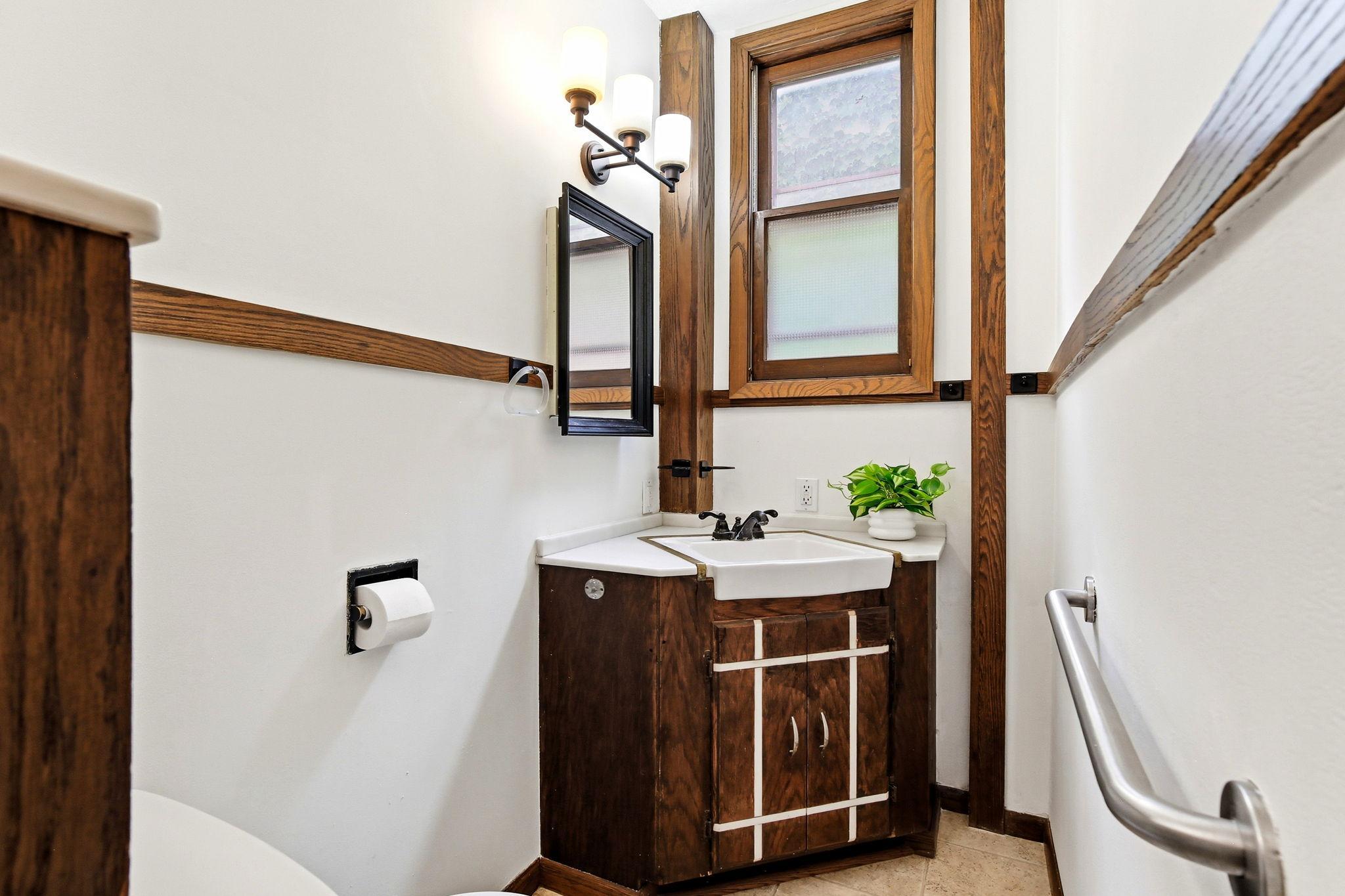 20-web-or-mls-896-4th-St-E-20.jpg