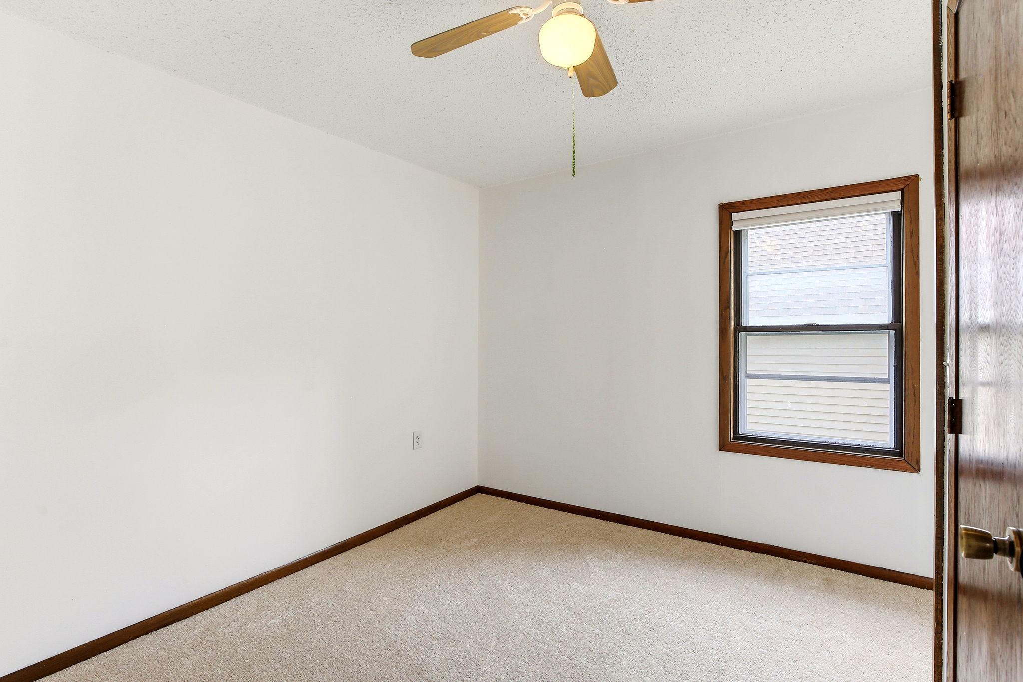 24-web-or-mls-896-4th-St-E-24.jpg