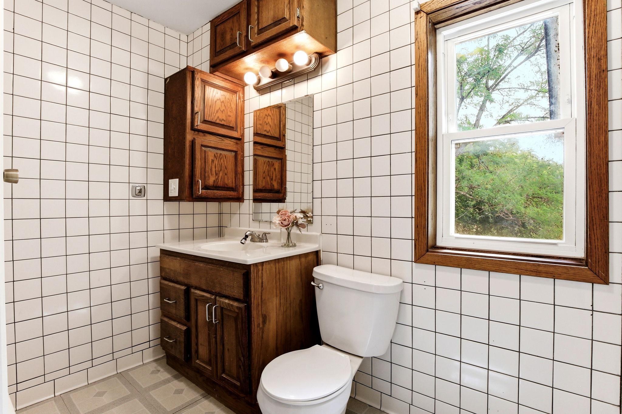 32-web-or-mls-896-4th-St-E-32.jpg