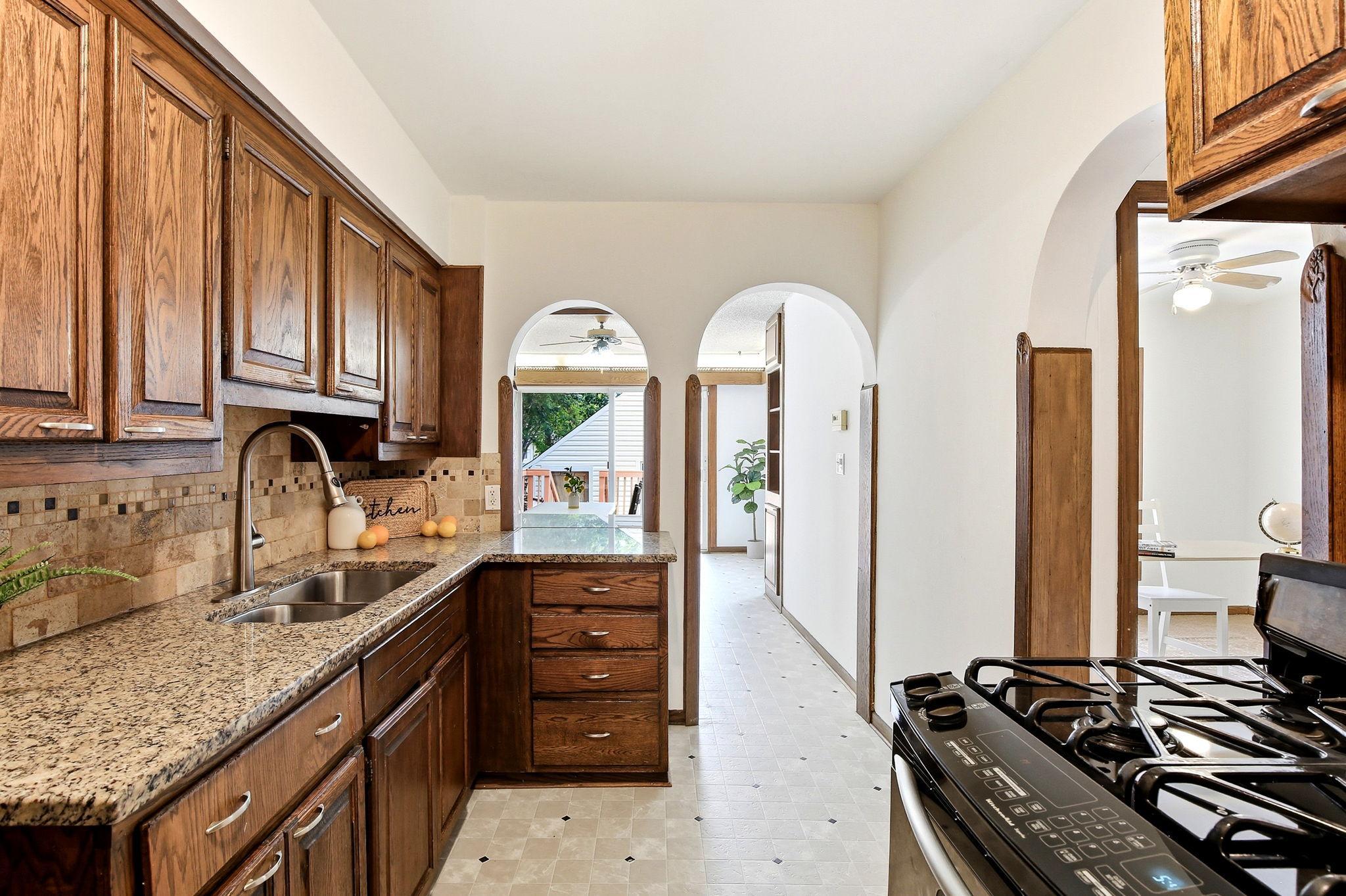 16-web-or-mls-896-4th-St-E-16.jpg