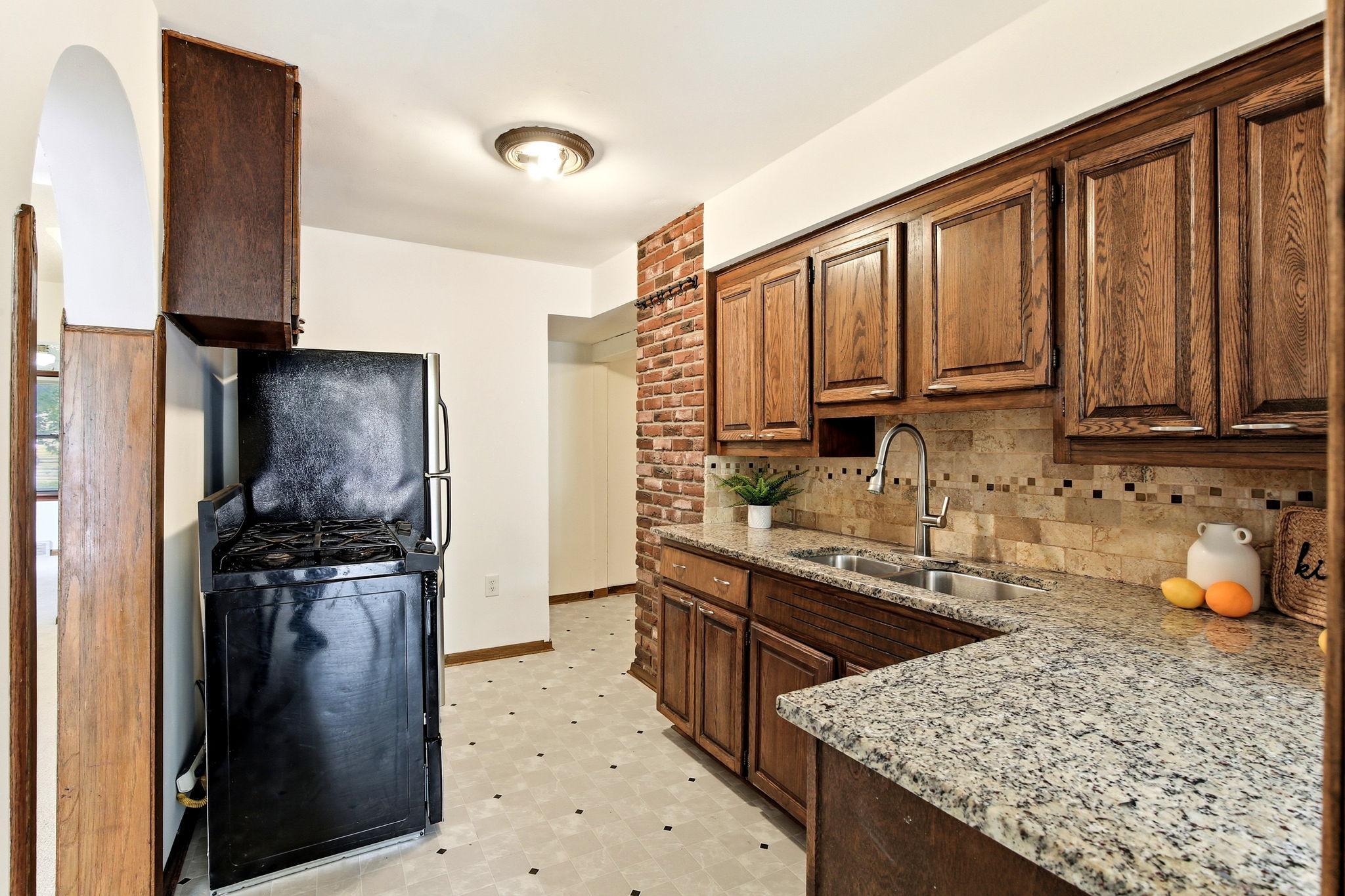 14-web-or-mls-896-4th-St-E-14.jpg