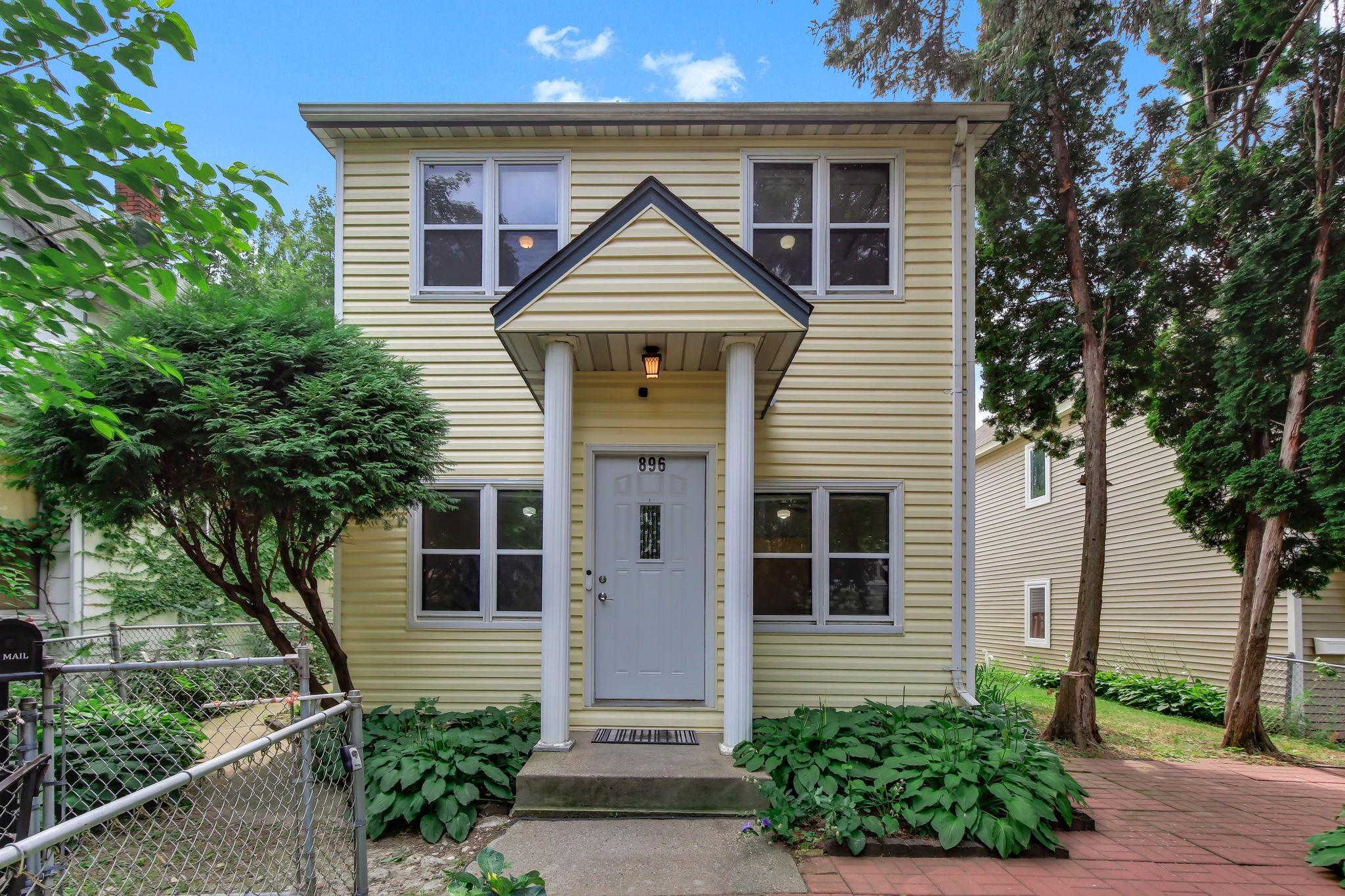 3-web-or-mls-896-4th-St-E-03.jpg