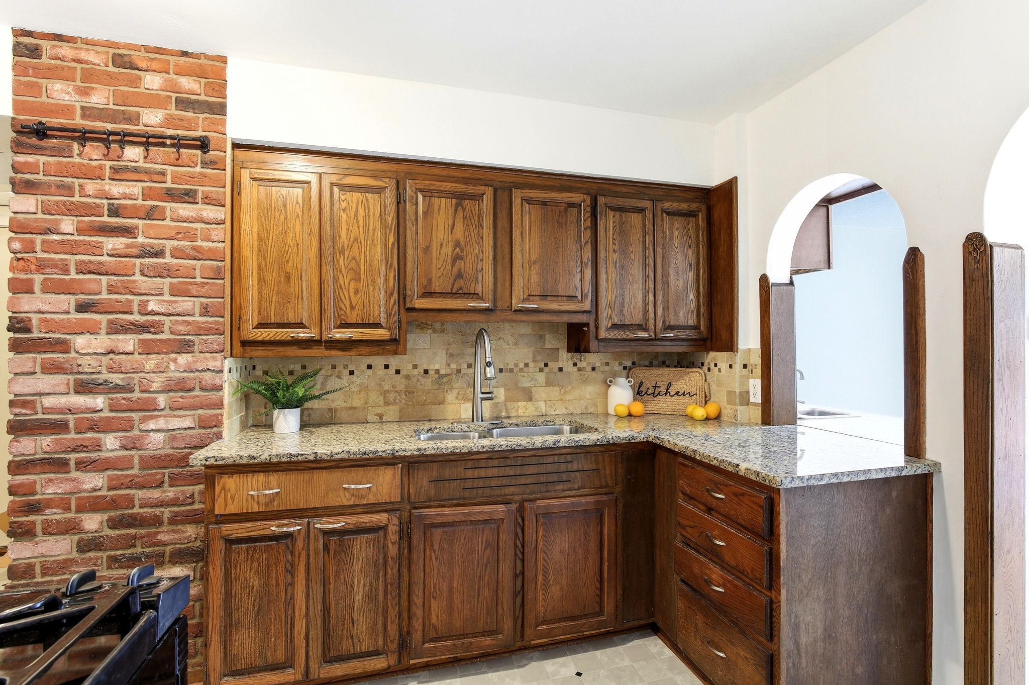15-web-or-mls-896-4th-St-E-15.jpg