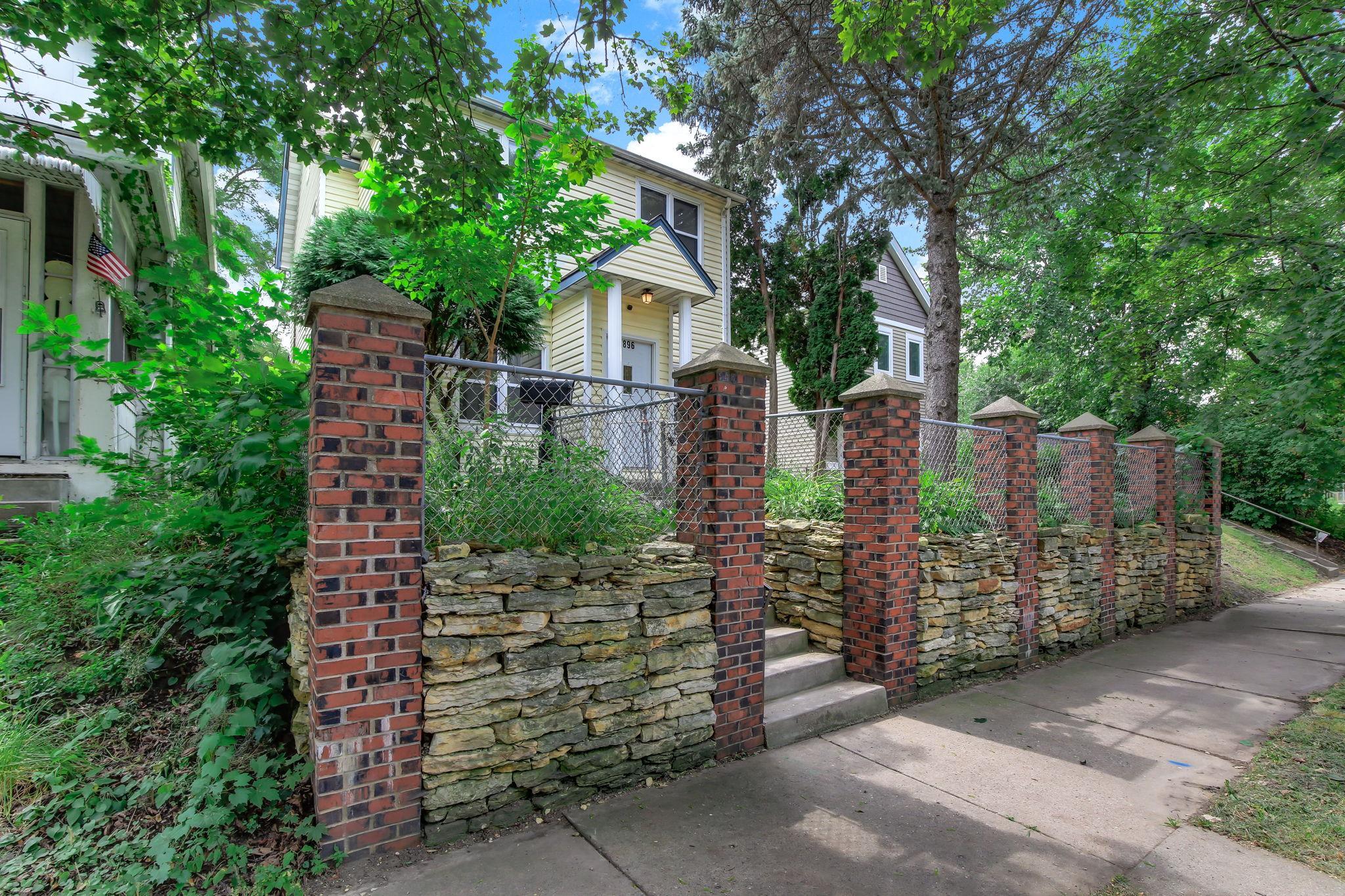2-web-or-mls-896-4th-St-E-02.jpg