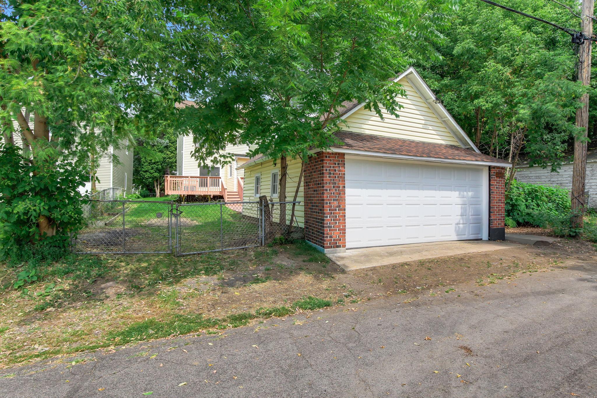 42-web-or-mls-896-4th-St-E-42.jpg