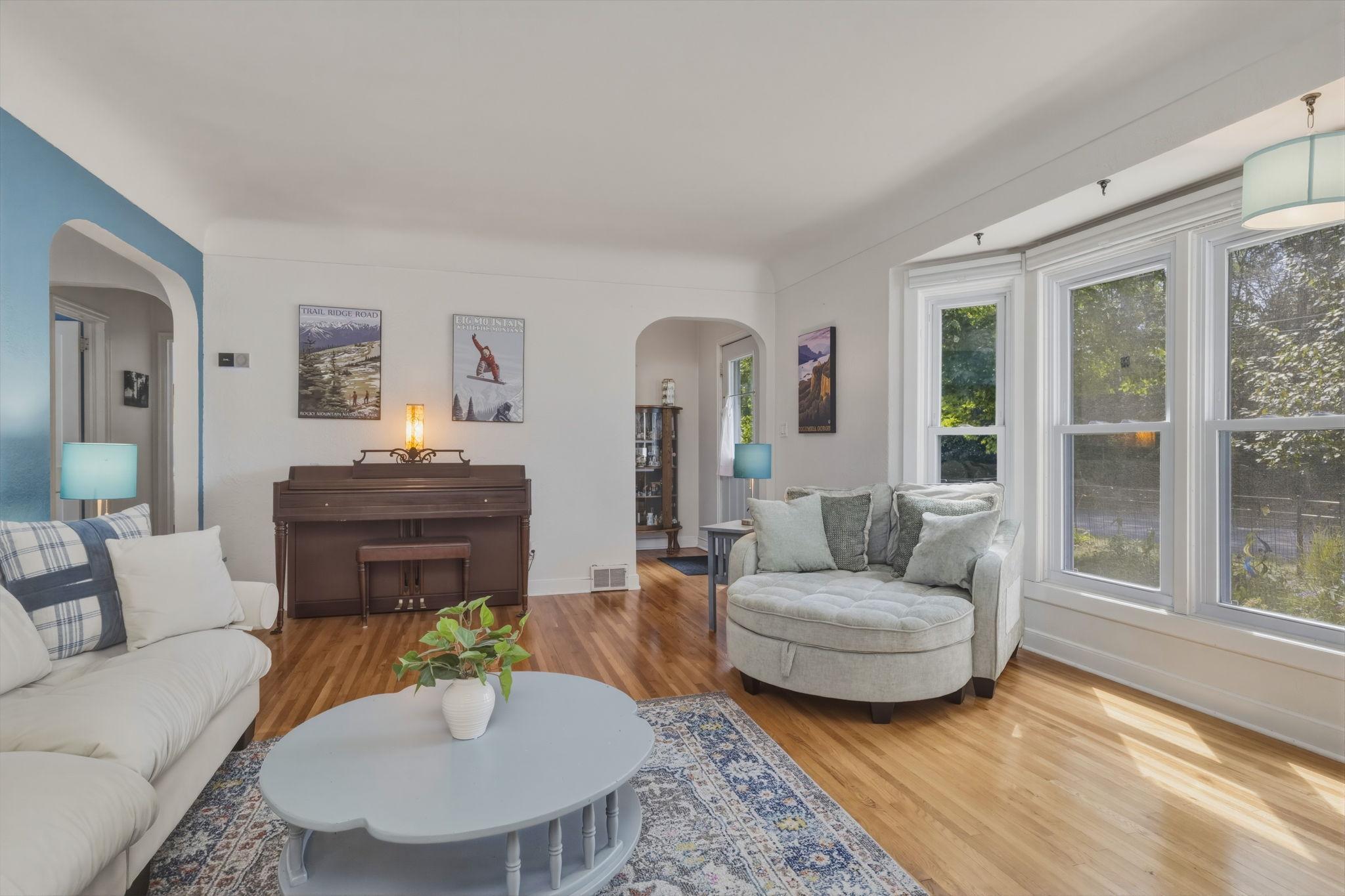 Great natural sunlight in the living room!
