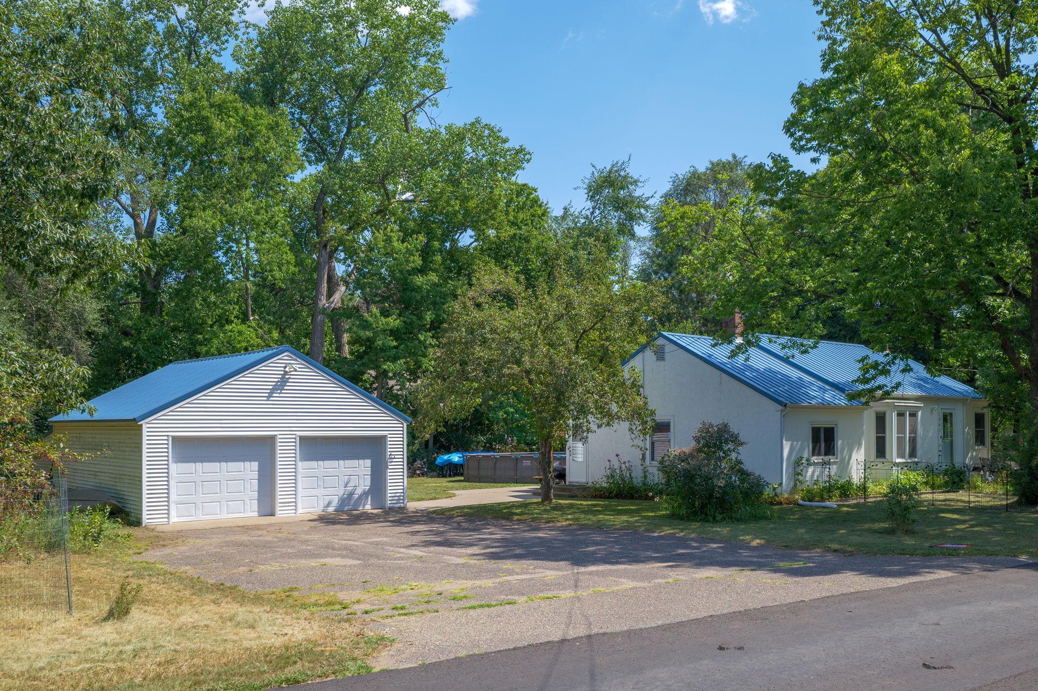 Large driveway as well!