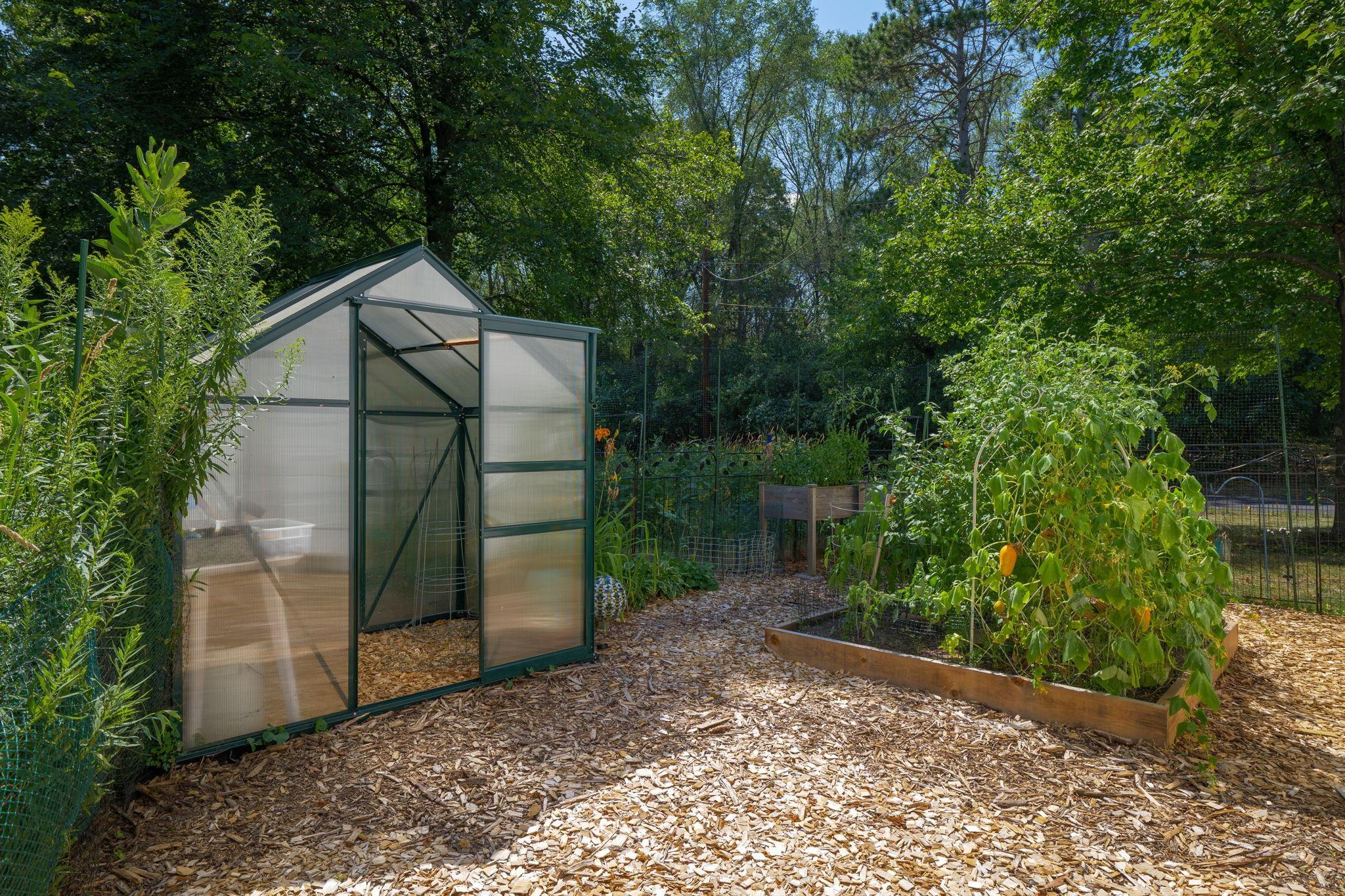 The perfect garden with a greenhouse!