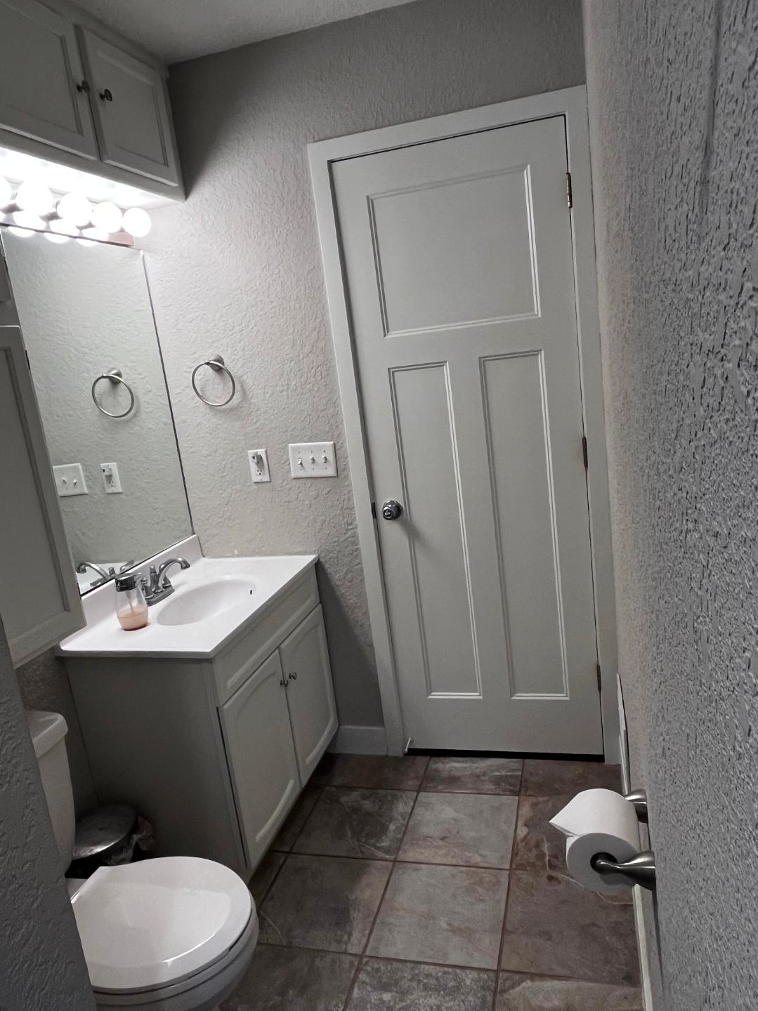 Upper level full bath