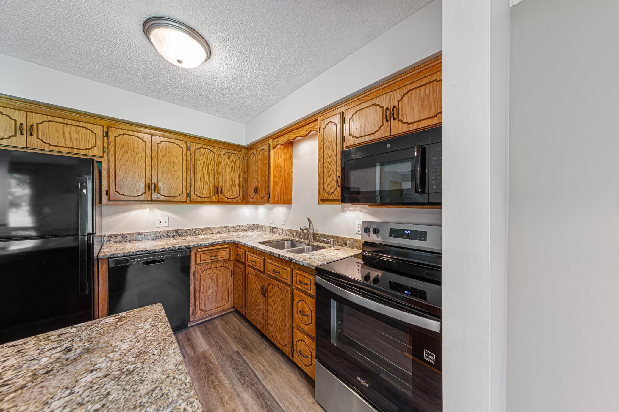 17 kitchen.jpg