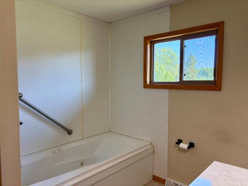main floor bathroom jetted tub.jpeg