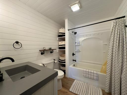 Main Full Bath.JPG