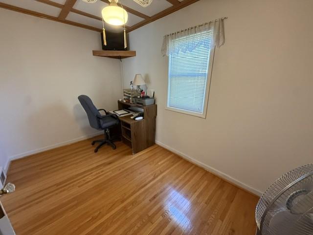 Main floor bed w/hardwood