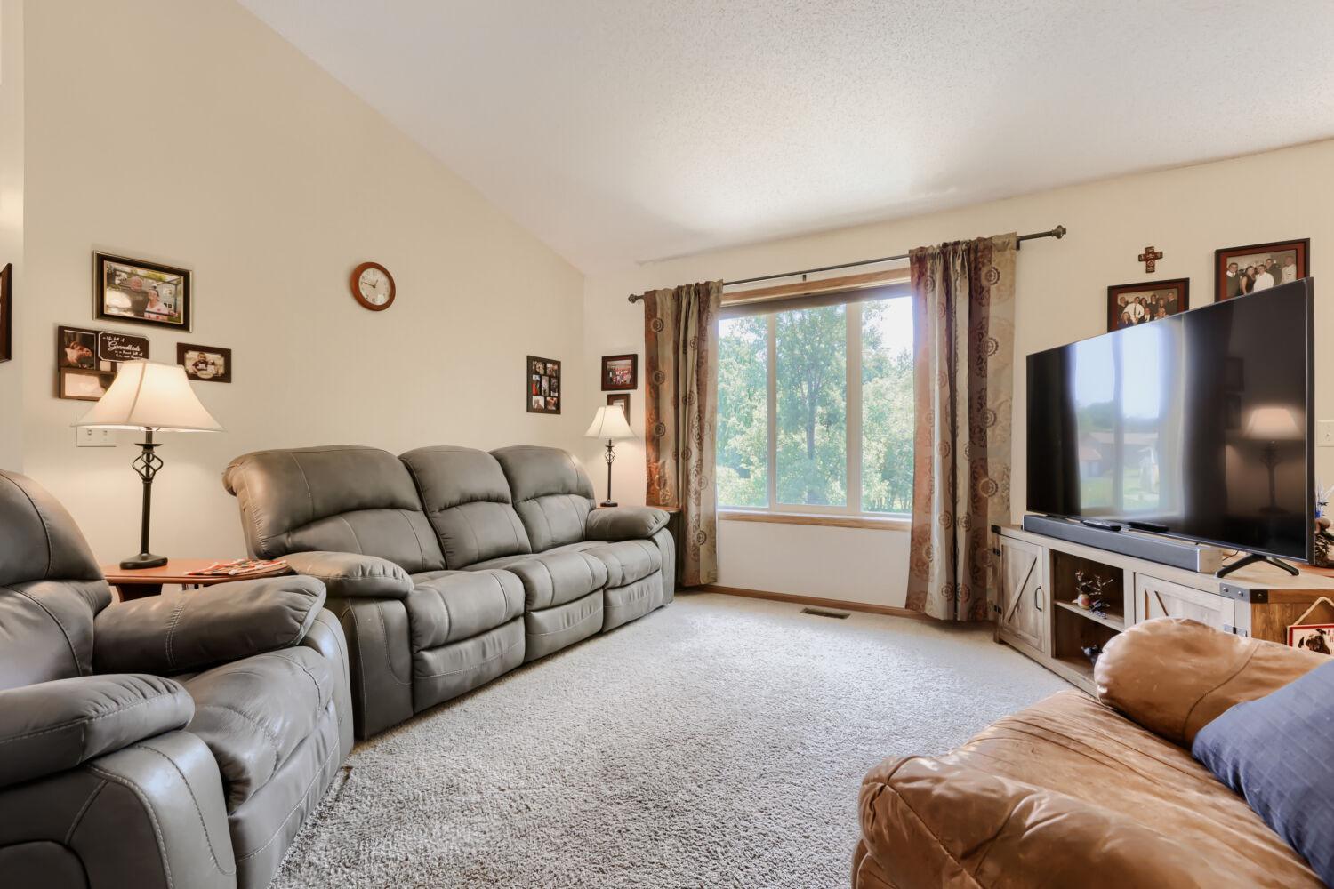 7944 Highland Drive - Web Quality - 009 - 04 Living Room.jpg
