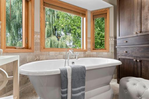 Free-standing soaking tub