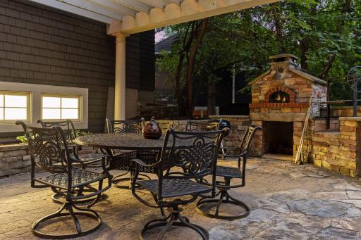 Enjoy an outdoor patio equipped with both a pizza oven and an Argentinian spit—perfect for gatherings, grilling, and relaxed evenings outside.