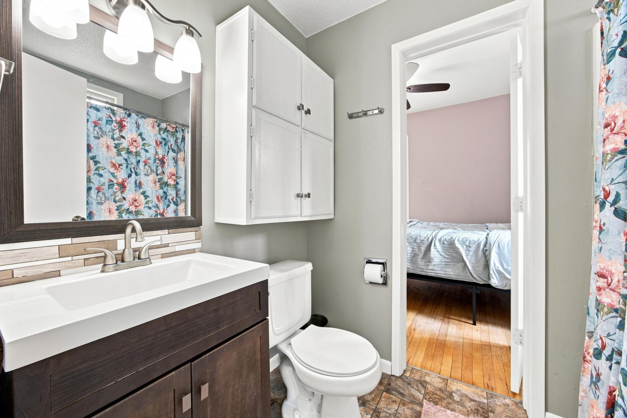 Main Fl Hollywood Full Bath.jpg