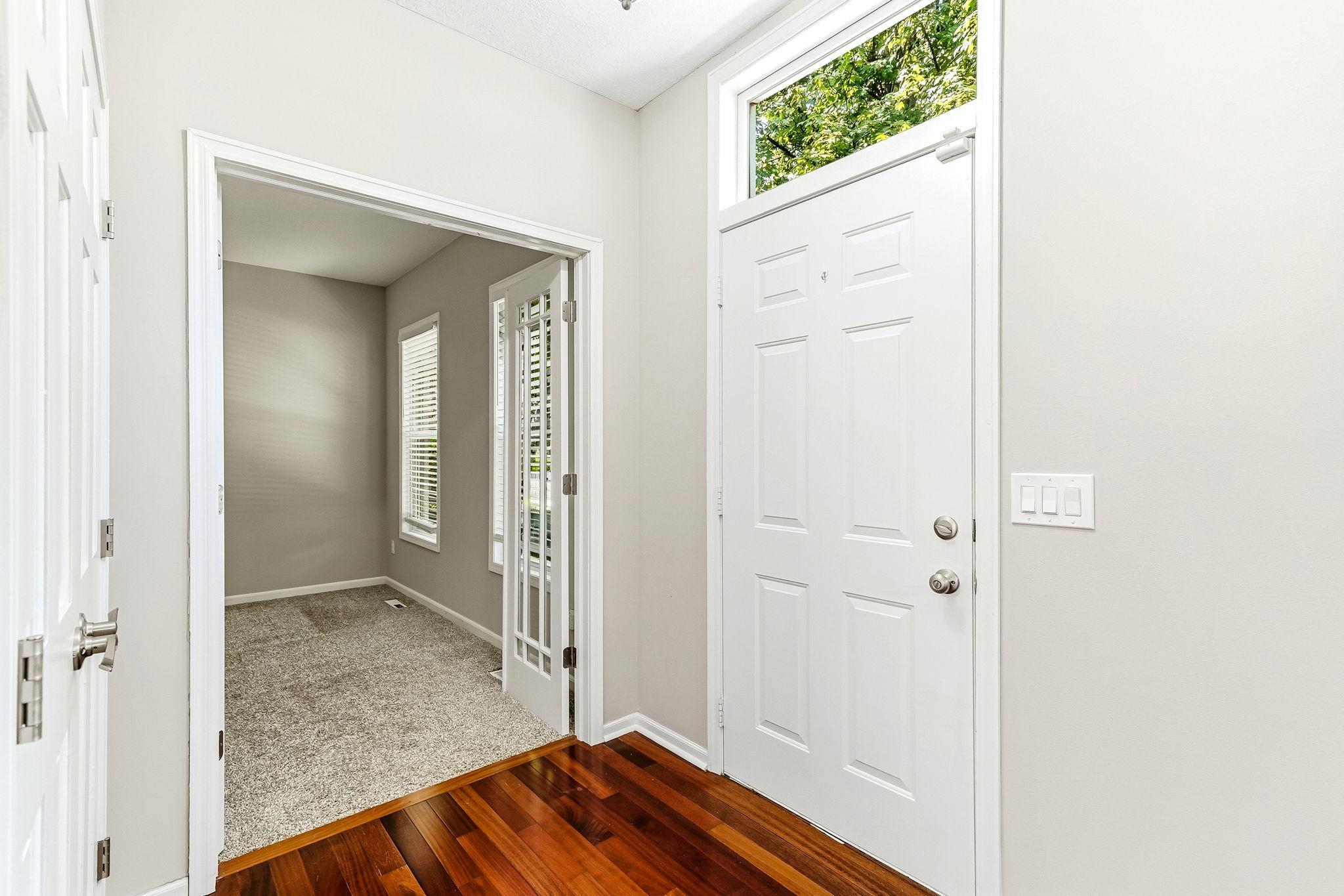 4-web-or-mls-8848-Everest-Ln-04.jpg