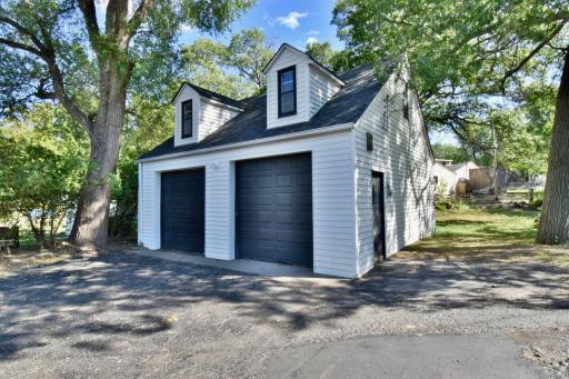 Detached Work Shop with Car Lift and Loft