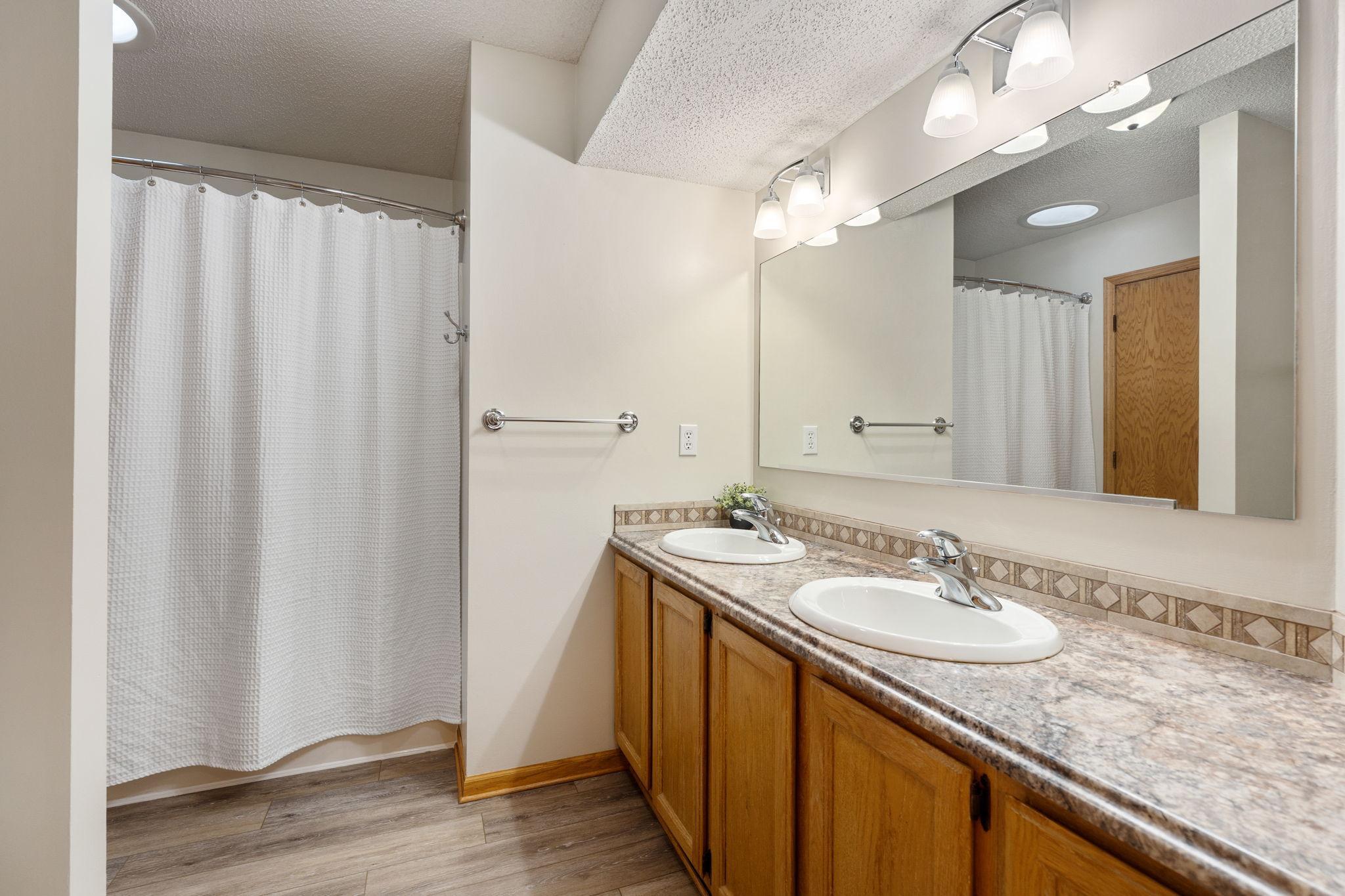 21-web-or-mls-1939-greenwood-dr.jpg