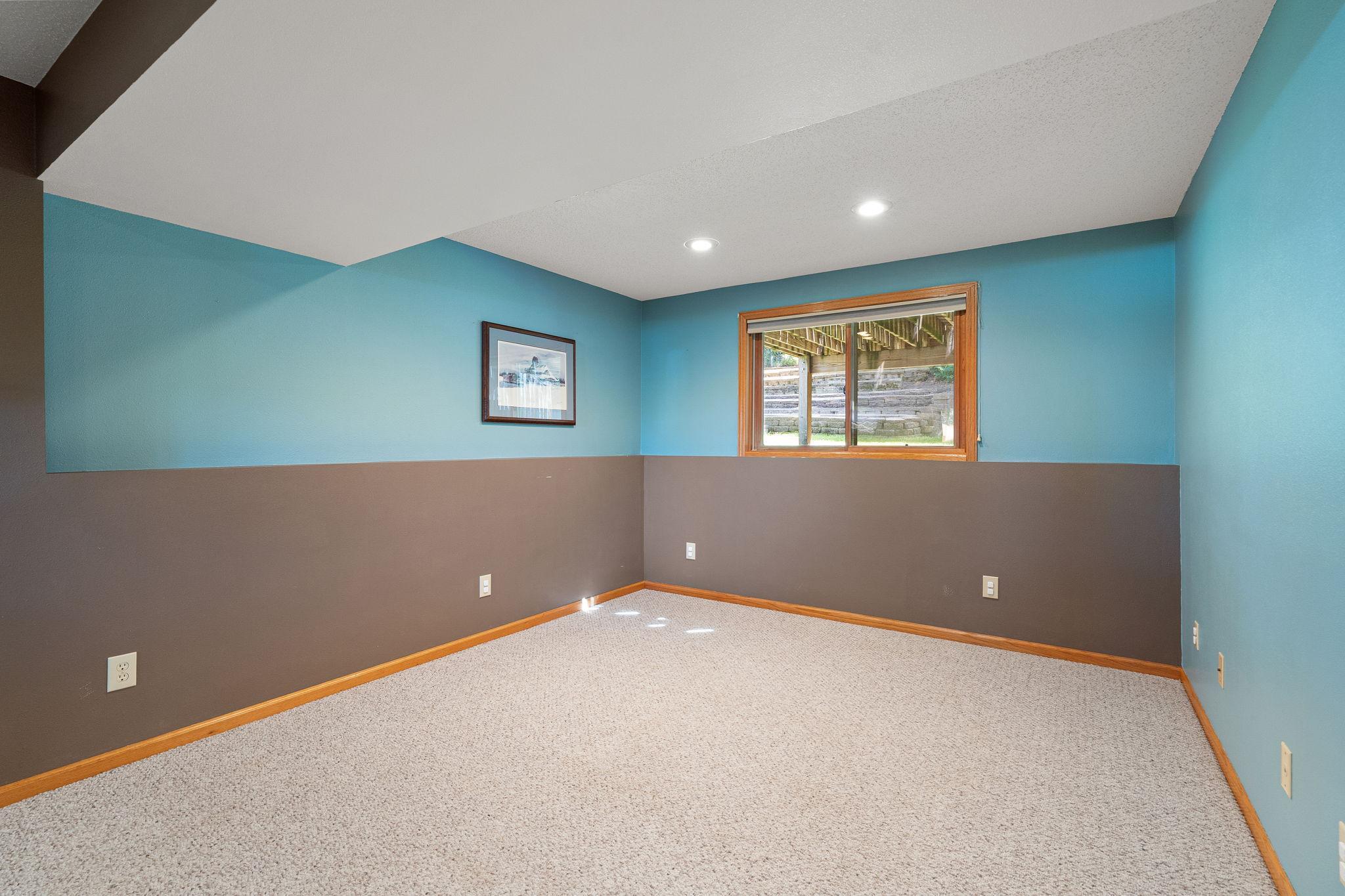 35-web-or-mls-1939-greenwood-dr.jpg