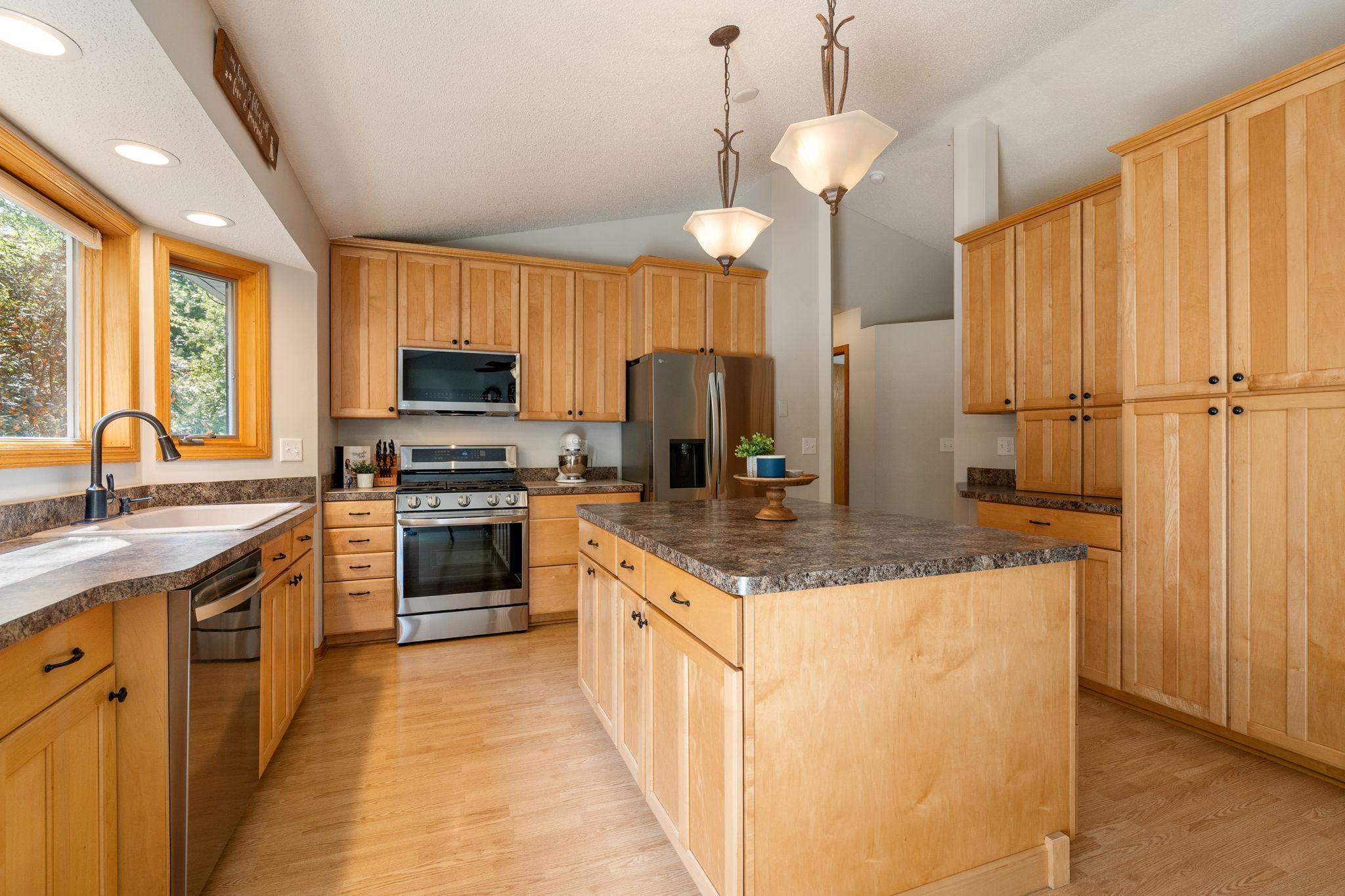 8-web-or-mls-1939-greenwood-dr.jpg