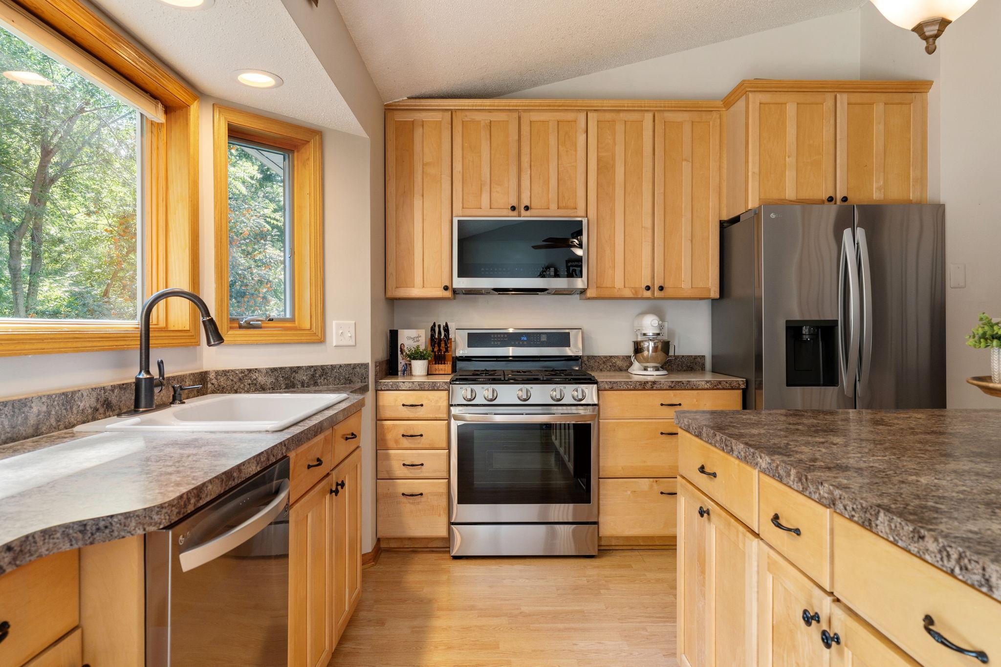 9-web-or-mls-1939-greenwood-dr.jpg