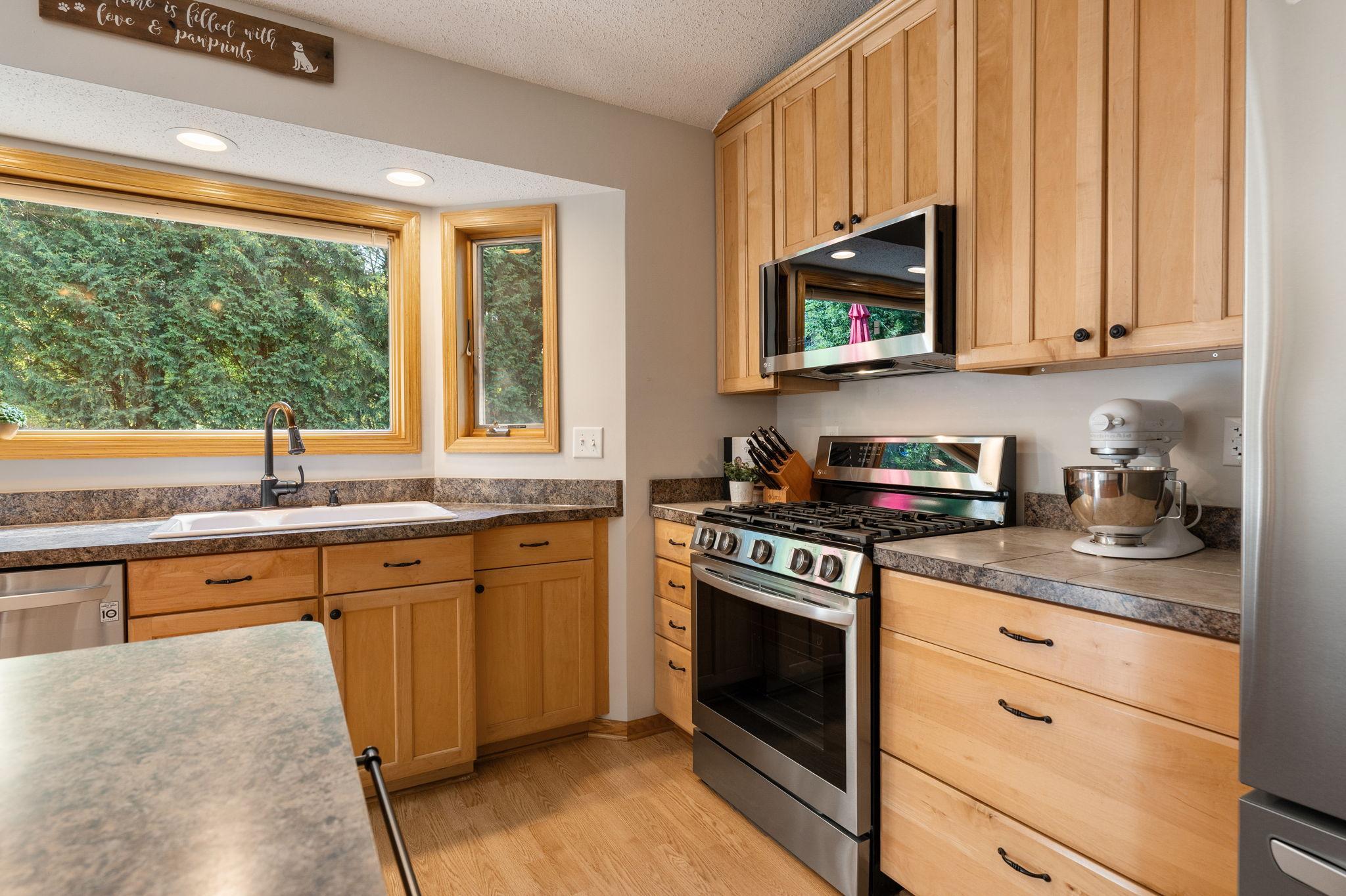 12-web-or-mls-1939-greenwood-dr.jpg