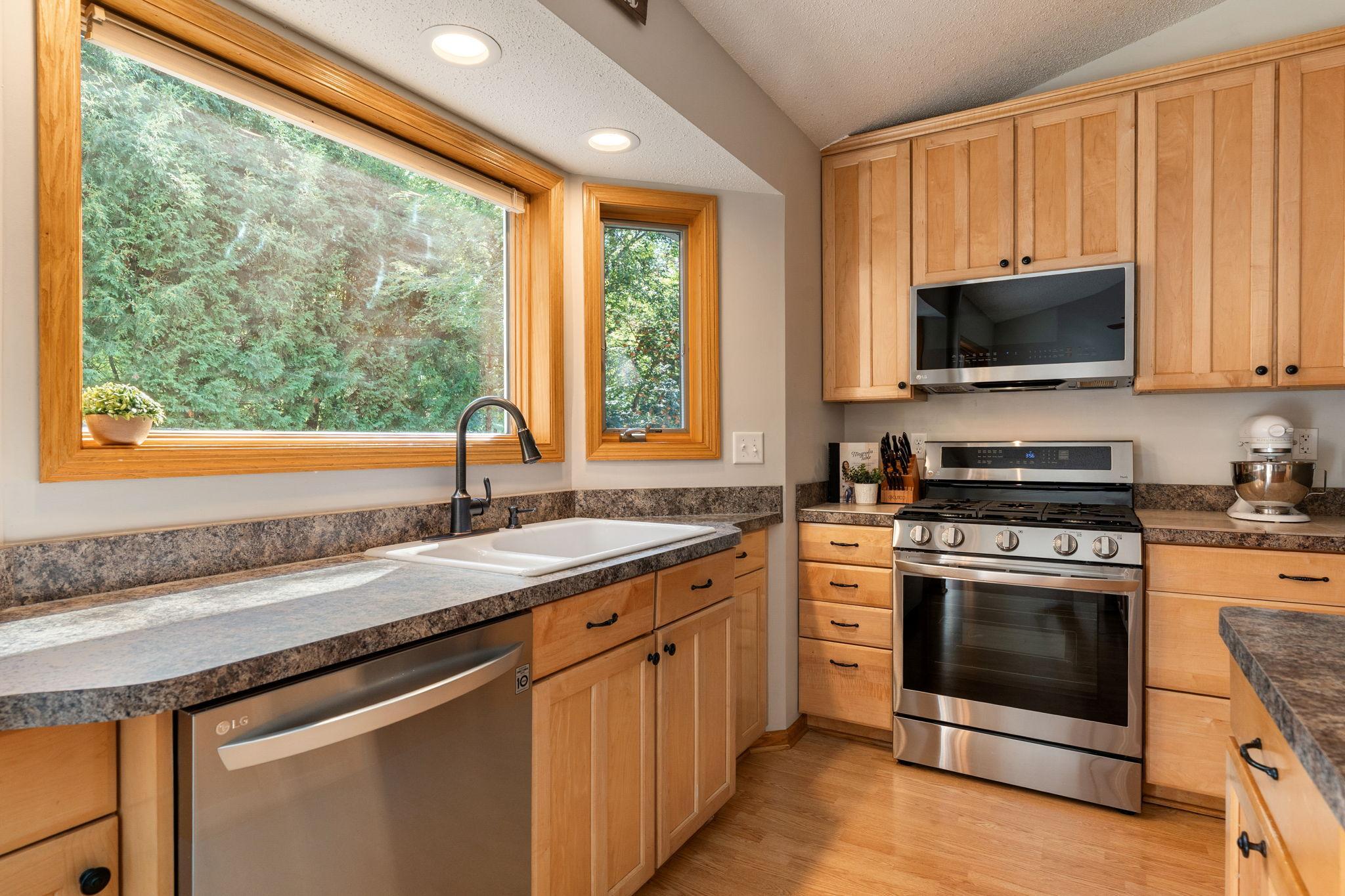 7-web-or-mls-1939-greenwood-dr.jpg