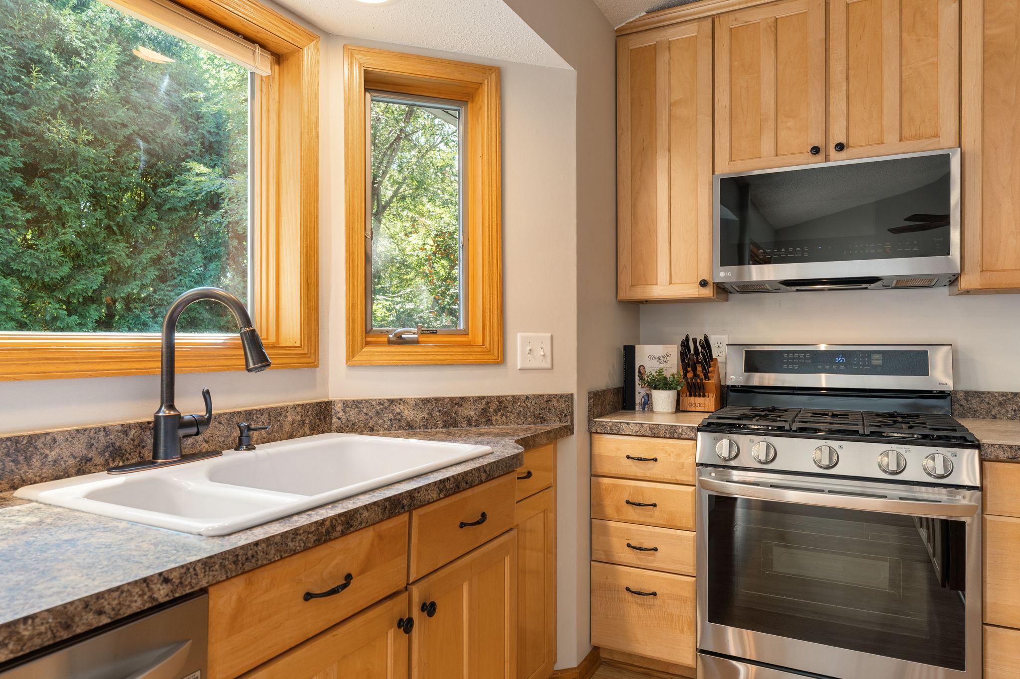 10-web-or-mls-1939-greenwood-dr.jpg