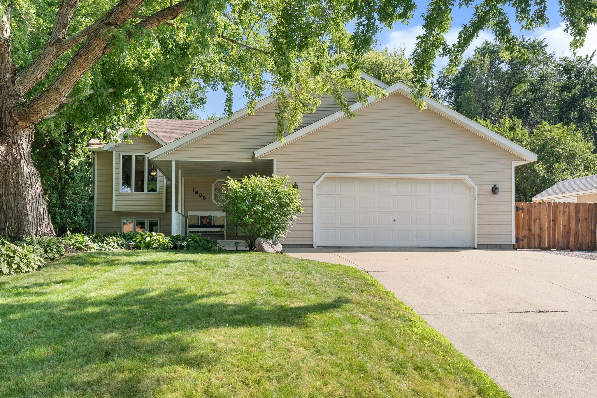 1-web-or-mls-1939-greenwood-dr.jpg