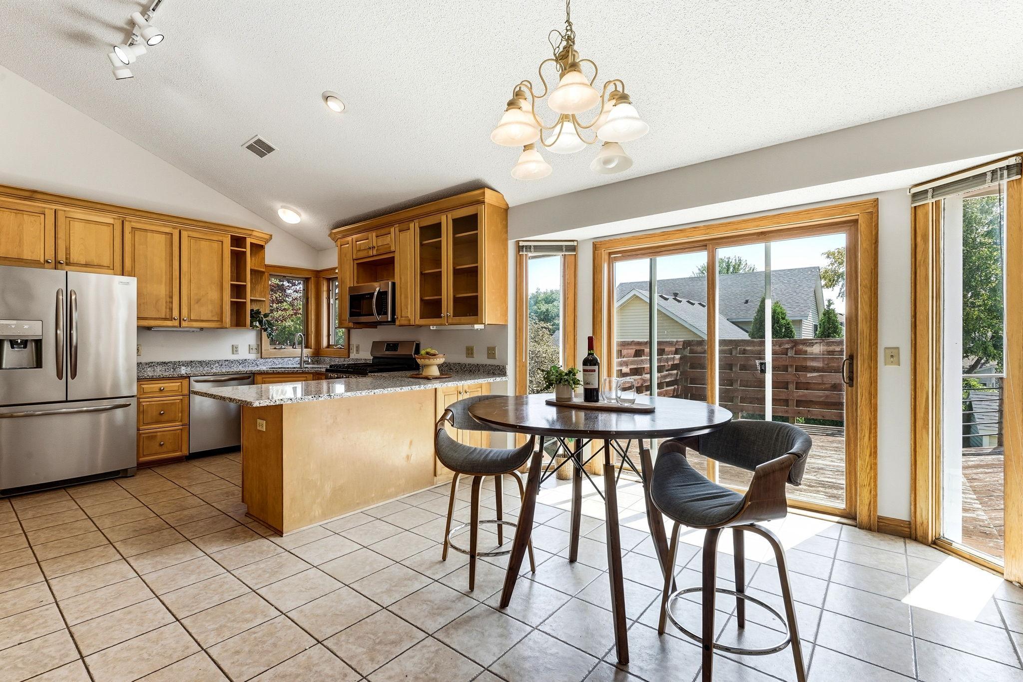 9-web-or-mls-8843-Blackoaks-Ln-N-09.jpg