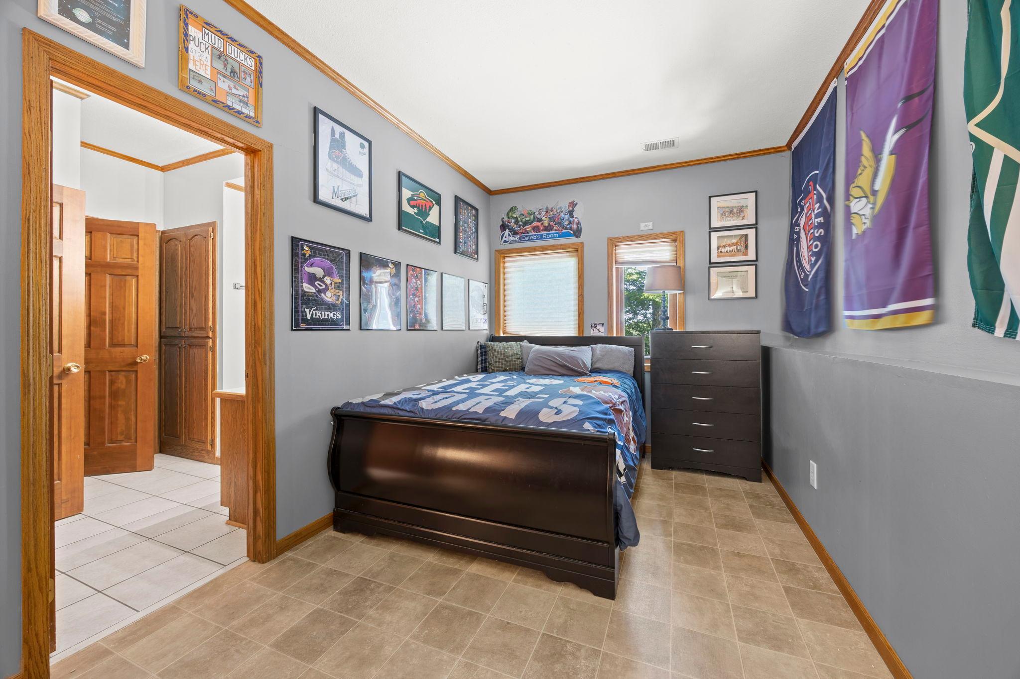 99-web-or-mls-2613 87th Ct-470.jpg