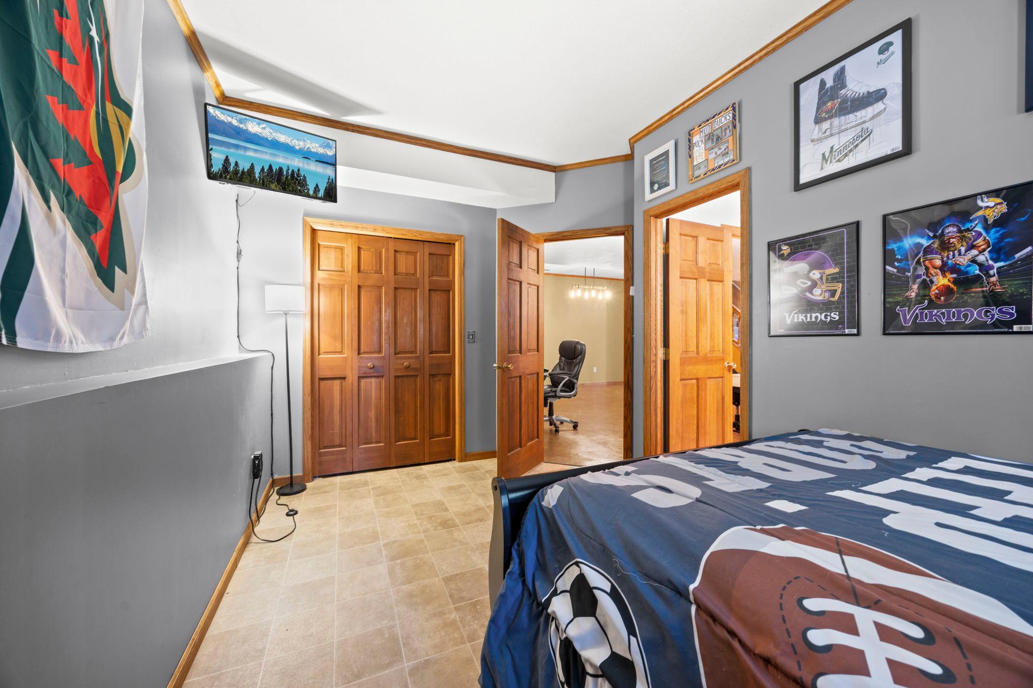 100-web-or-mls-2613 87th Ct-475.jpg