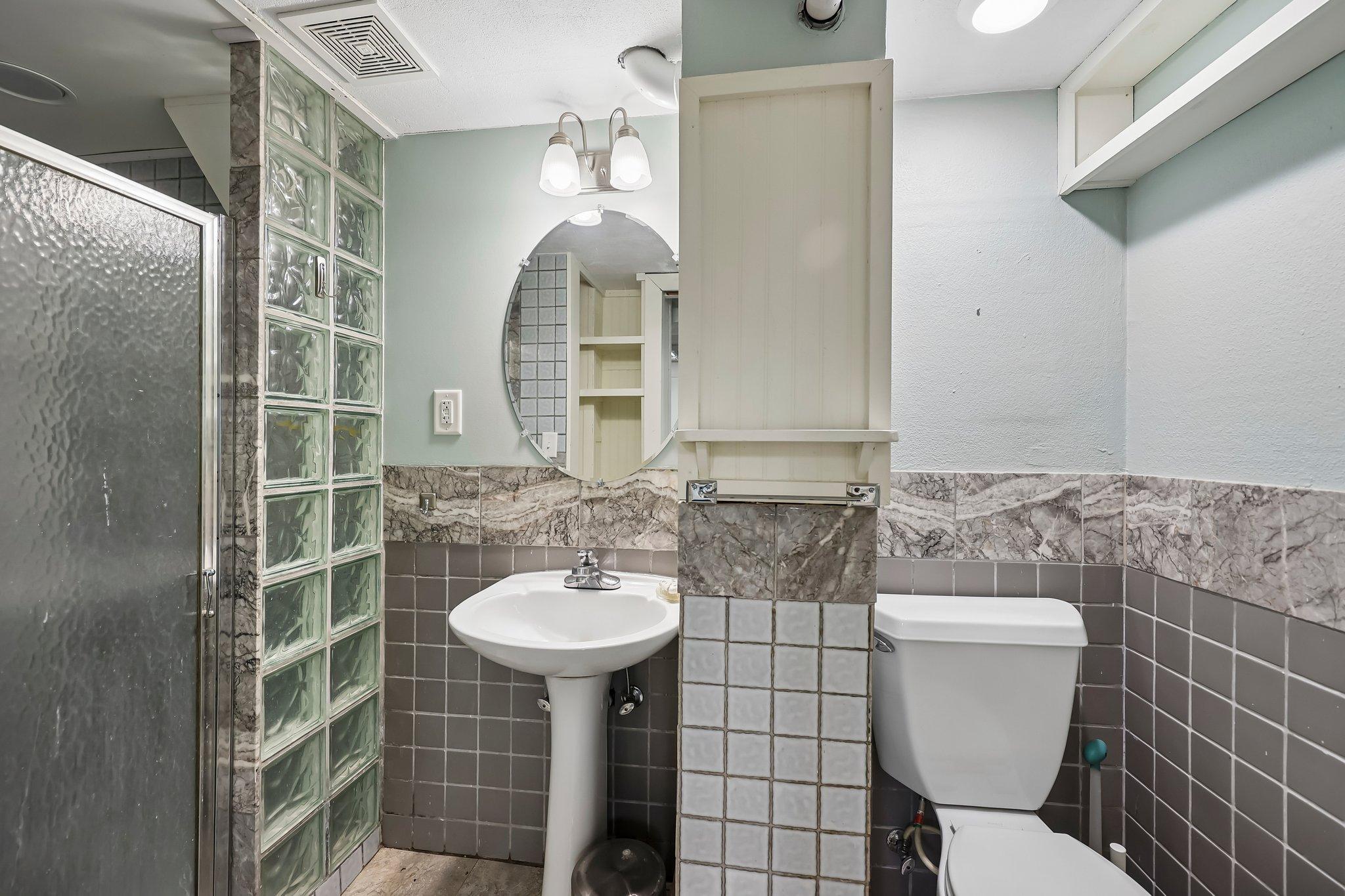 Lower level 3/4 bathroom