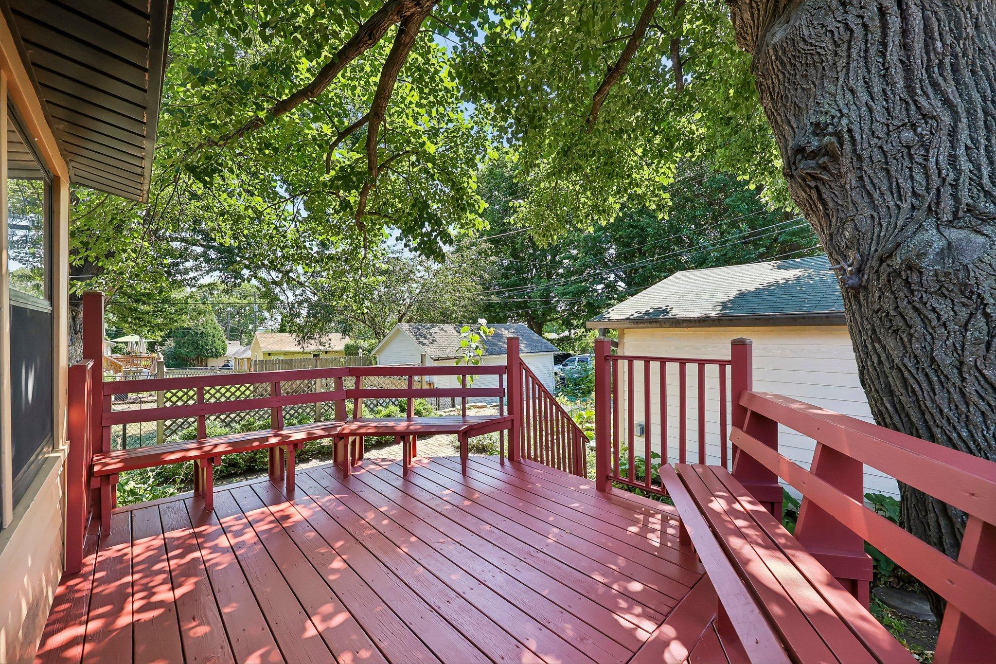 Large deck perfect for entertaining